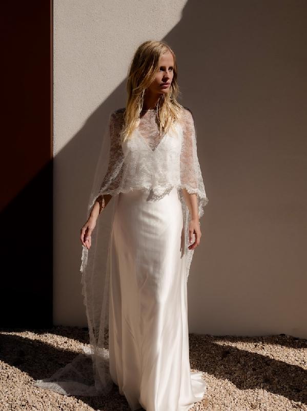 Robes de mariée Olympe : Modele Cape en dentelle de Calais Olympe