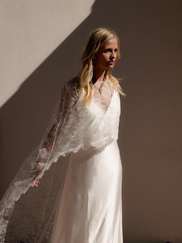 Robes de mariée Olympe : Modele Cape en dentelle de Calais Olympe