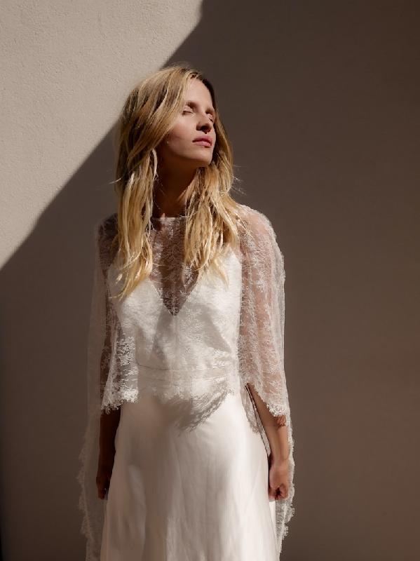 Robes de mariée Olympe : Modele Cape en dentelle de Calais Olympe
