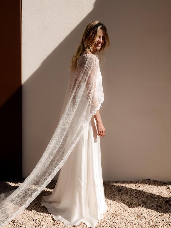 Robes de mariée Olympe : Modele Cape en dentelle de Calais Olympe
