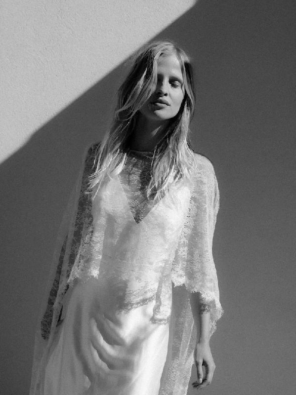 Robes de mariée Olympe : Modele Cape en dentelle de Calais Olympe